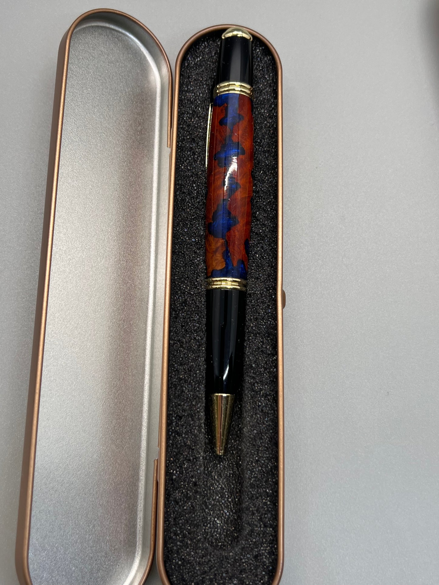 Black and Gold Gatsby Twist Pen with Amboyna Burl and Dark Blue resin