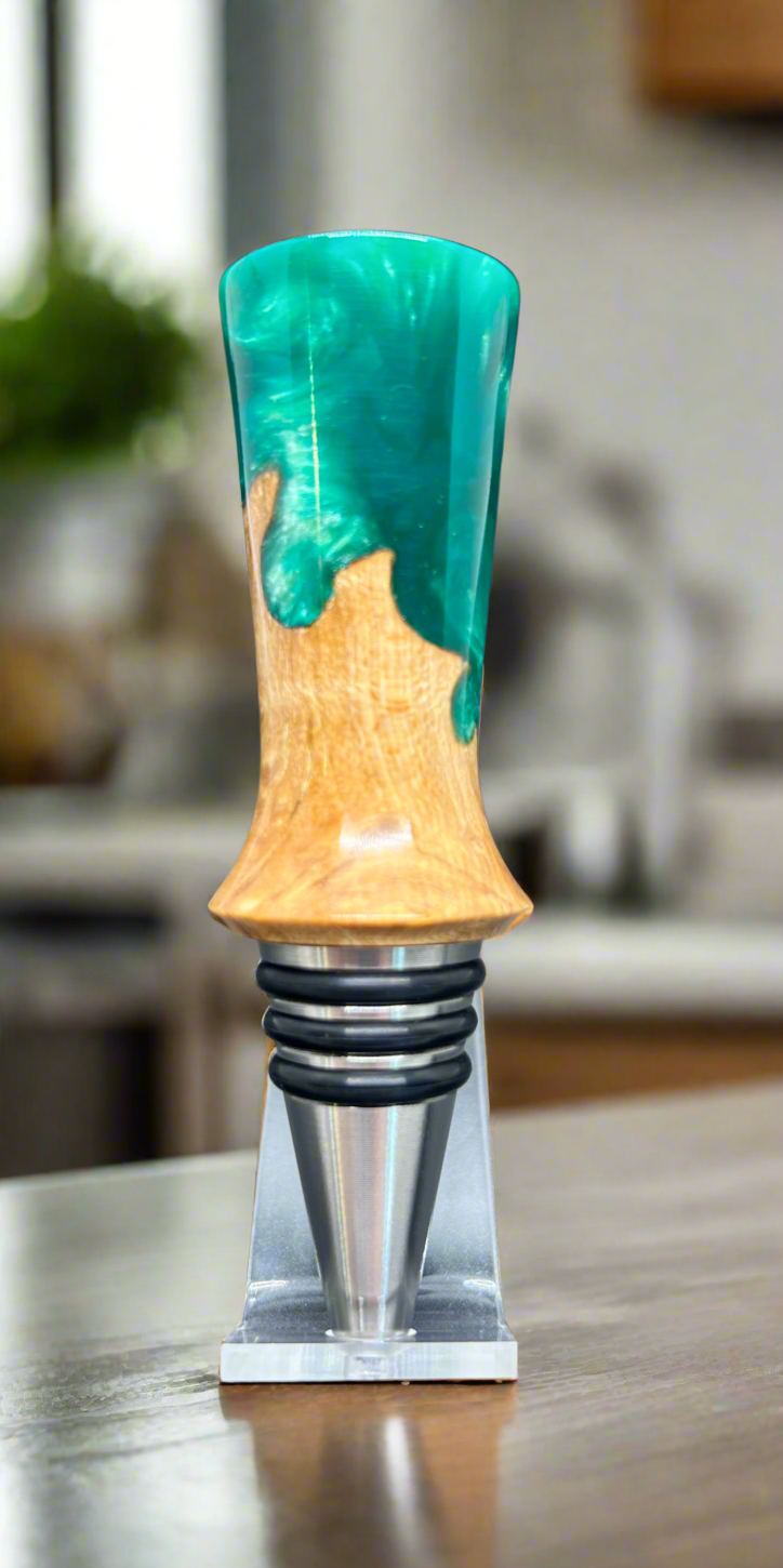 Hand made.
Bottle Stopper.
Maple with green resin.
Stainless steel stopper.