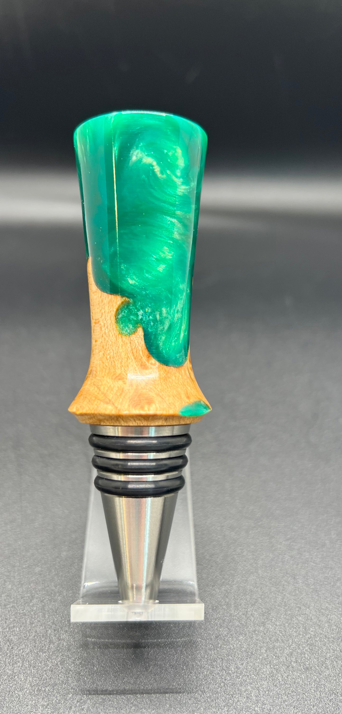 Hand turned.
Bottle stopper with green resin.
Stainless steel.