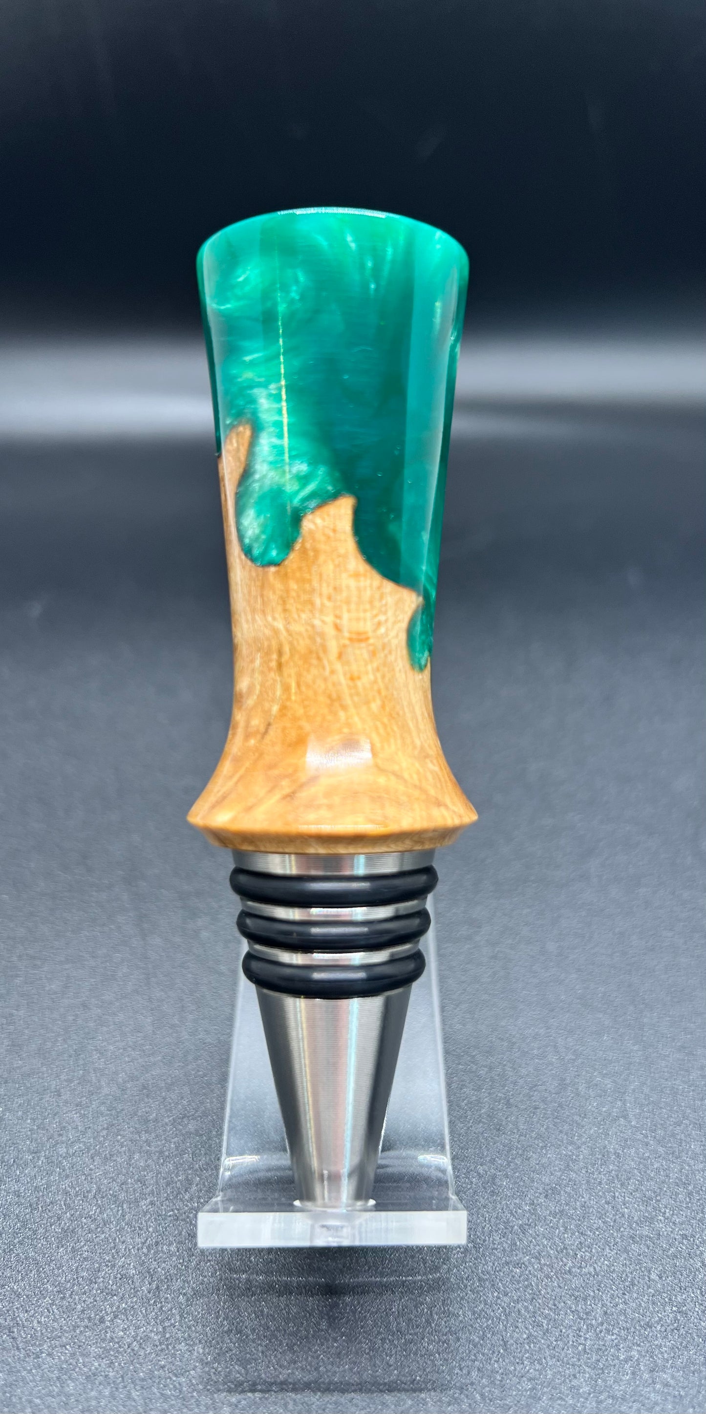 Bottle Stopper.
Hand made
Bird’s eye Maple
Green resin