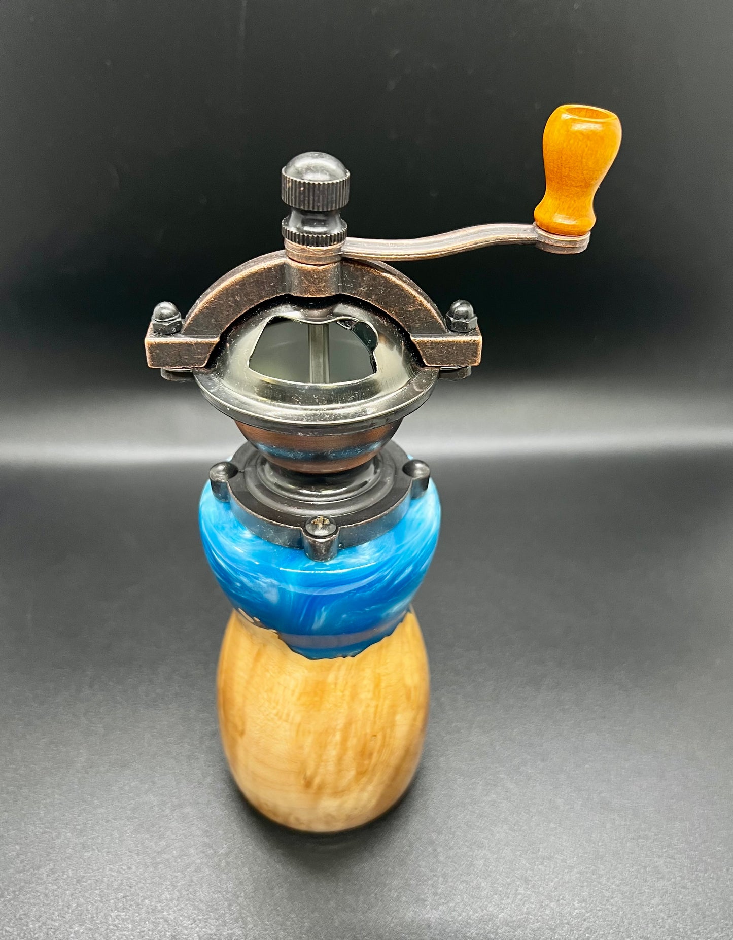 Antique Style Salt/Peppermill